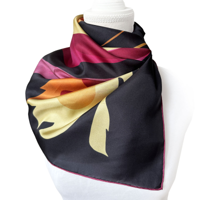 Eșarfa de mătase PASĂREA DE FOC 120 cm styling varianta